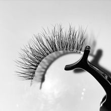 Load image into Gallery viewer, Luxury 3D Clear Band Mink Eyelashes - Svolazzare (Flutter)
