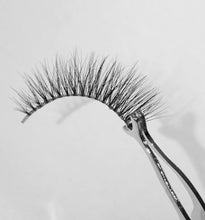 Load image into Gallery viewer, Luxury 3D Clear Band Mink Eyelashes - Flirtare (Flirt)
